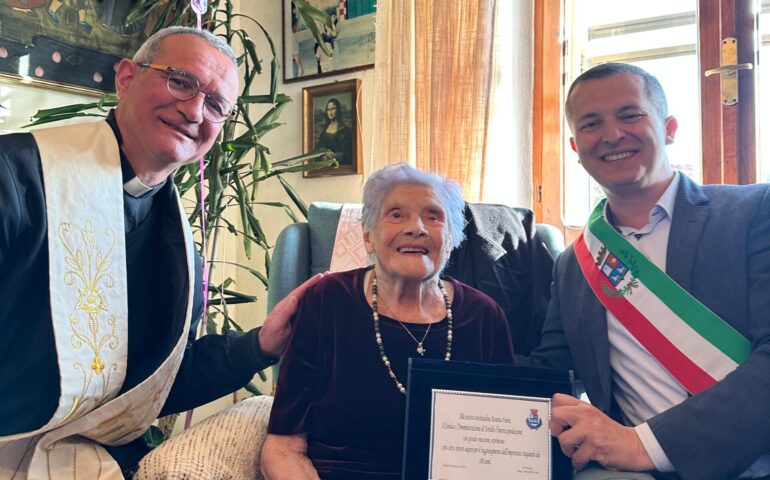 Tzia Assunta Fanni con Don Serrau e il sindaco di Tortolì Marcello Ladu