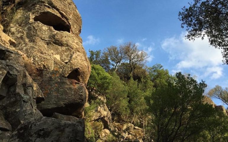 In un paesino della Sardegna c’è un’enorme faccia di pietra scolpita nella roccia: dove ci troviamo?