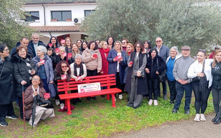 Jerzu, inaugurata una panchina rossa per dire no alla violenza sulle donne. Giulia Mura: “Un impegno concreto”