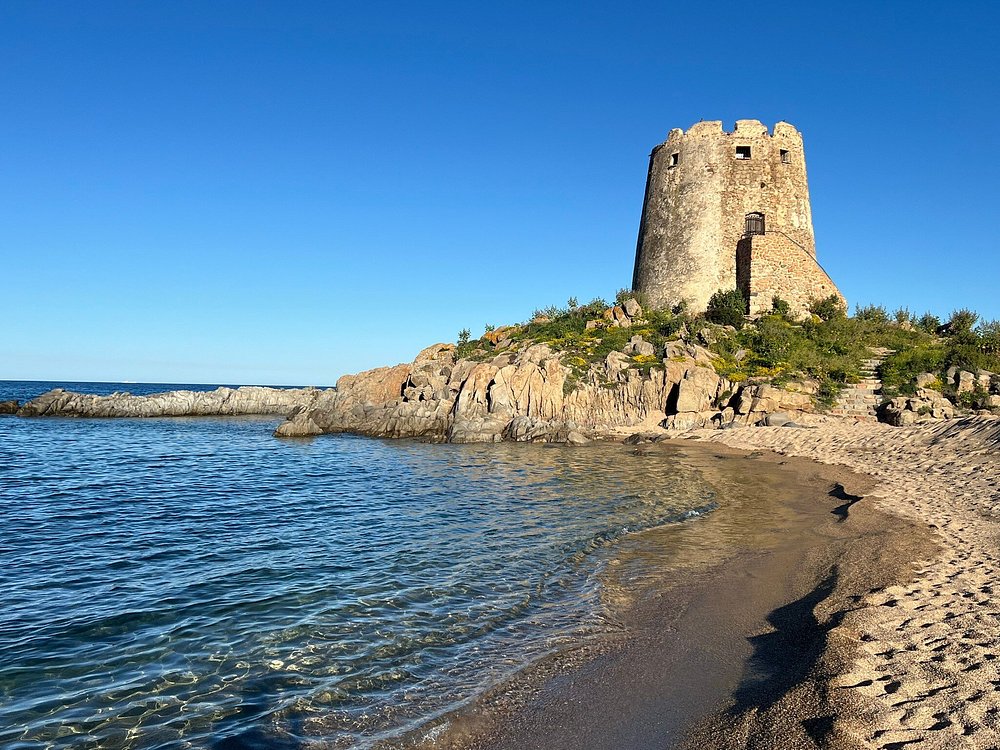 La spiaggia con la torre di Barì
