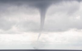 Una tromba d’aria sul mare di Orrì: lo spettacolare scatto che racconta la potenza della natura