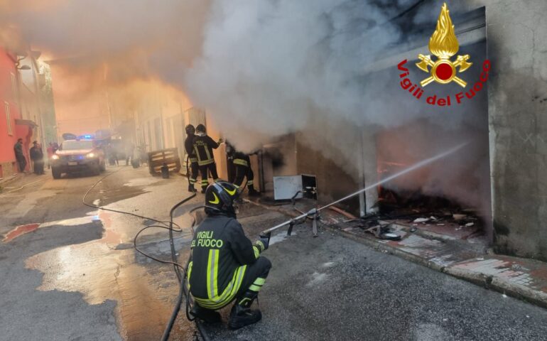 Gairo, incendio in un garage: una persona ferita, Vigili del Fuoco al lavoro