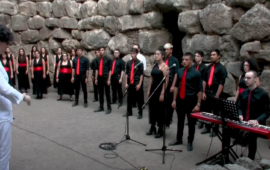 “Deus ti salvet Maria”: un’emozionante Ave Maria in sardo nella reggia nuragica di Santu Antine – VIDEO