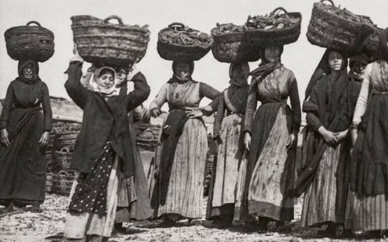 donne che portano il carbone