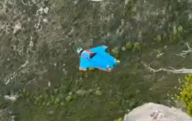 Il volo degli dei (con la tuta alare): Francisco Porcella sfida il cielo sopra il golfo di Baunei – VIDEO