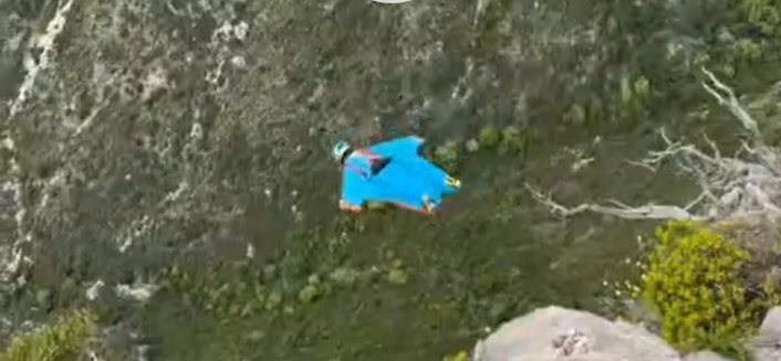 Il volo degli dei (con la tuta alare): Francisco Porcella sfida il cielo sopra il golfo di Baunei - VIDEO