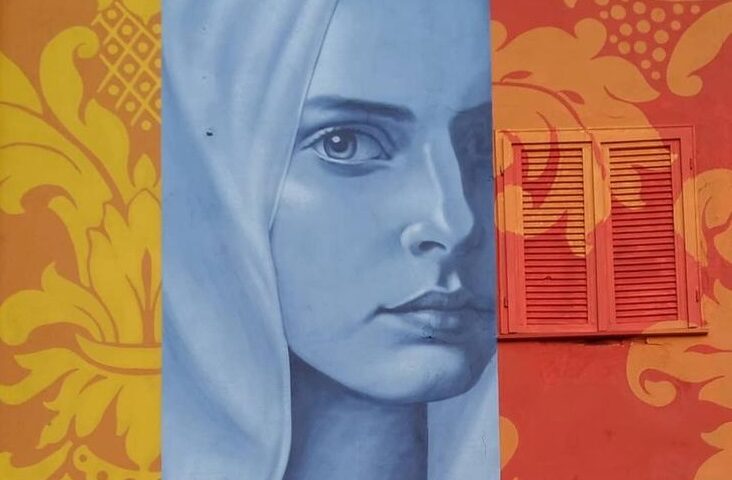 “Maria del Mare” ti osserva da un murale gigantesco in un comune sardo: dove siamo? L’avete riconosciuta?