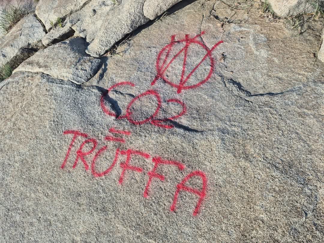 Le rocce vandalizzate a Tortolì