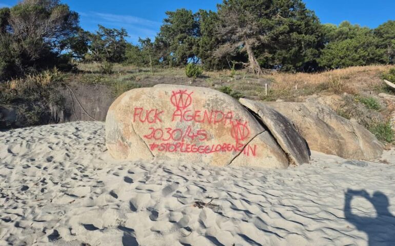 Le rocce vandalizzate a Tortolì