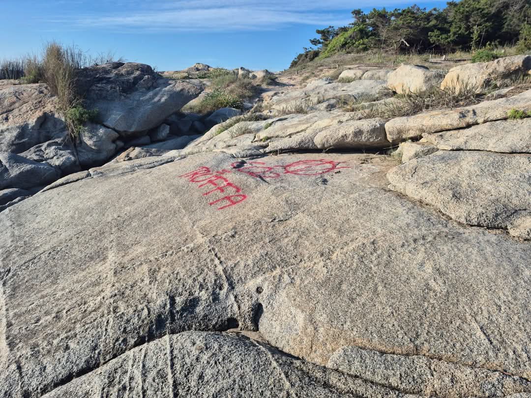 Le rocce vandalizzate a Tortolì
