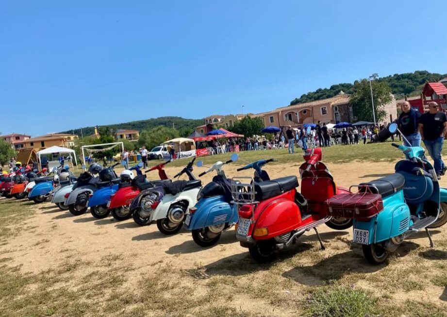 la manifestazione “Tra passato e presente... in rosso Ferrari”, che si è tenuta a Bari Sardo