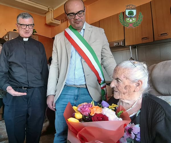 Tzia Anna Maria Demuro con il sindaco Davide Burchi e il parroco
