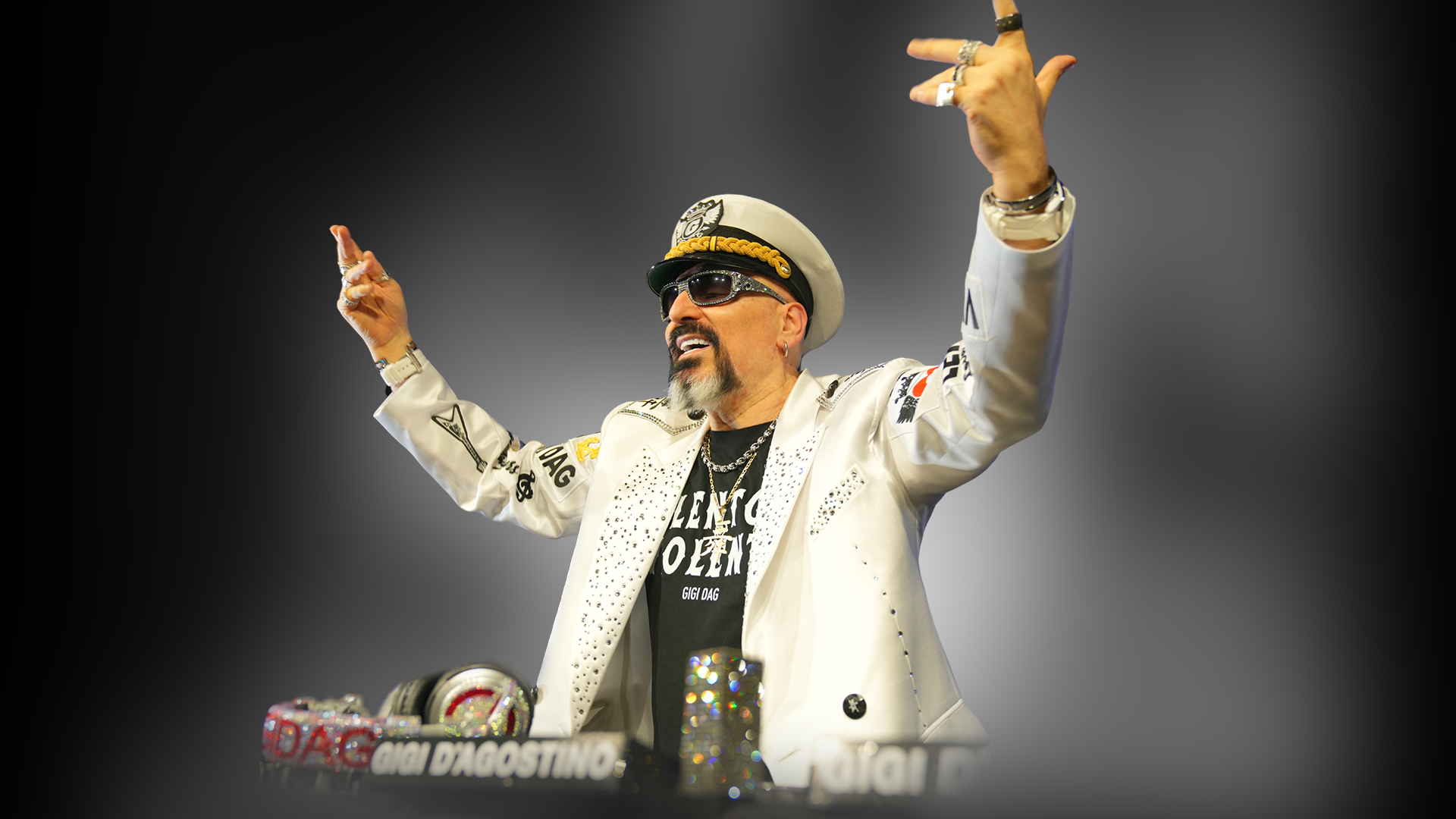 Gigi D'Agostino, ospite il 3 agosto 2025 dell'Arabax Music Festival