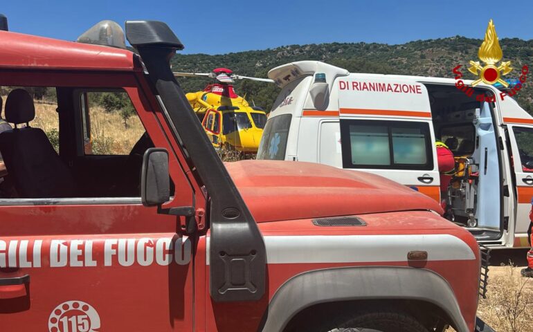 Lollove, scontro auto moto PH Vigili del Fuoco