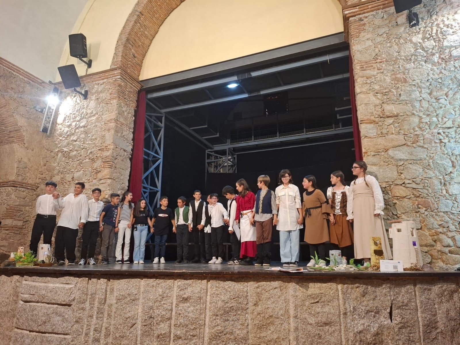 Tortolì, lo spettacolo delle scuole medie di Monte Attu tra memoria, leggende e identità culturale