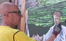 Franco Mascia a Bagnoregio mentre realizza il murale