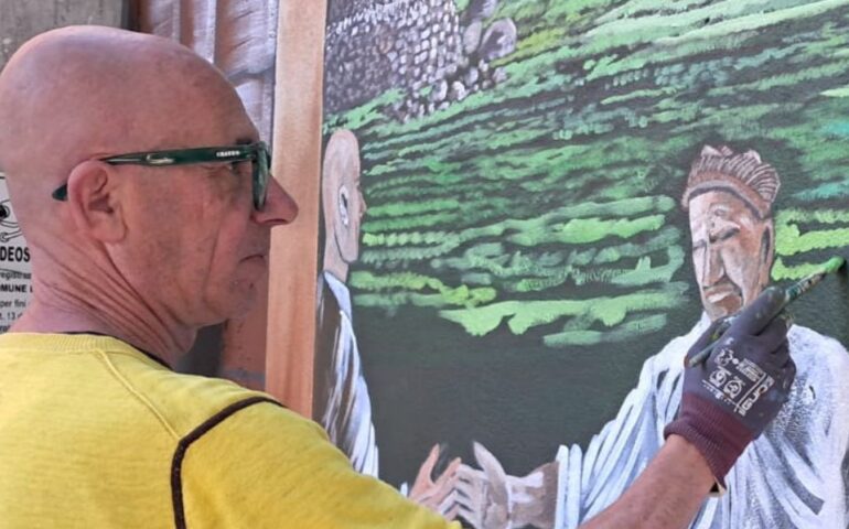 Franco Mascia a Bagnoregio mentre realizza il murale