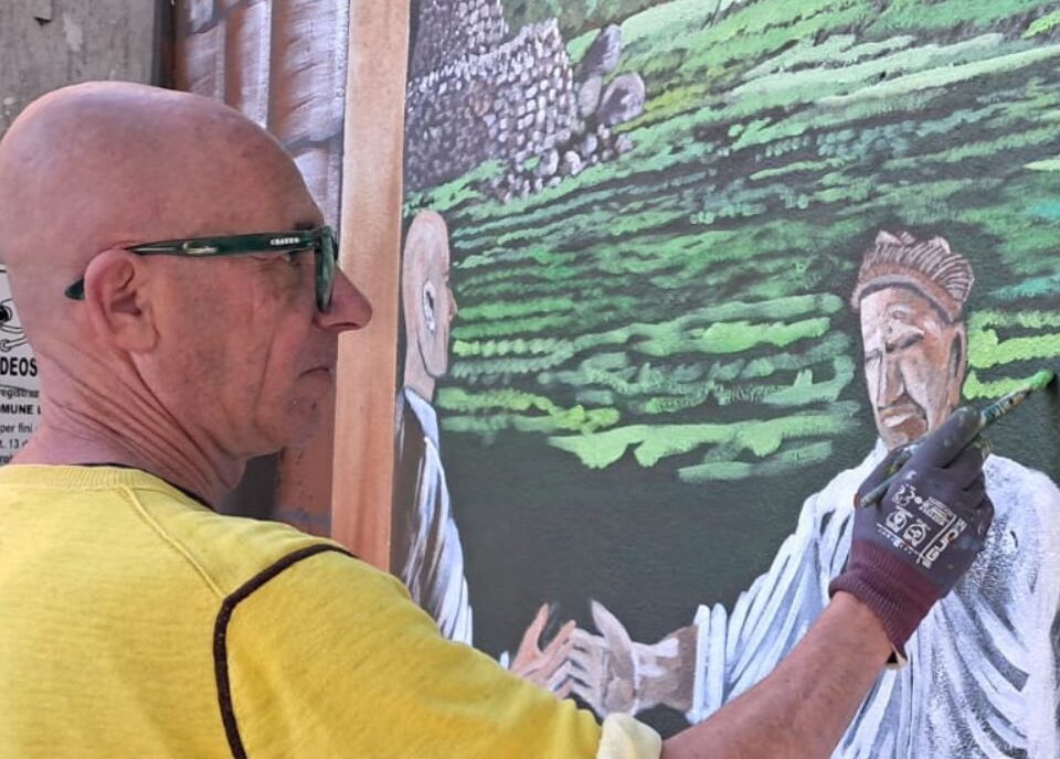 Franco Mascia a Bagnoregio mentre realizza il murale