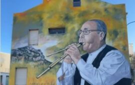 Il maestro di launeddas Luigi Lai, famoso in tutto il mondo, “suona” da un murale in un comune sardo: dove ci troviamo?