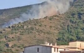 Paura a Jerzu, grosso incendio lambisce le abitazioni: in azione elicotteri e Canadair