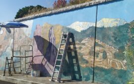 Ussassai, al via il restauro del più grande murale della Sardegna: l’artista Antonio Aregoni ridà nuova vita alla sua opera