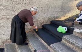 Scalinata per Gaza, le foto delle donne di Orgosolo mentre la dipingono
