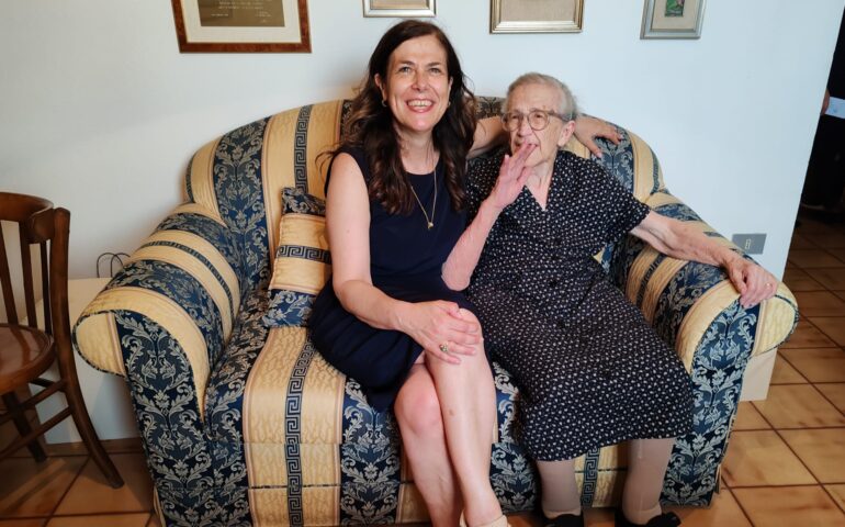Alessandra Todde con la signora Maria