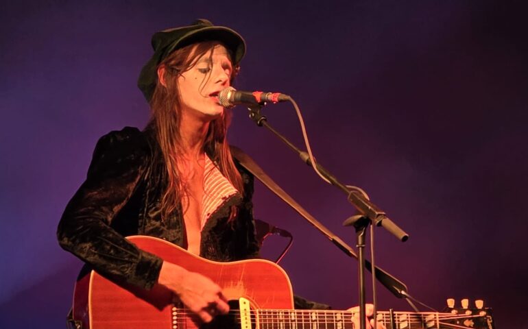 (PHOTOGALLERY) Lucio Corsi incanta Lanusei: magia, rock e poesia a Rocce Rosse Blues