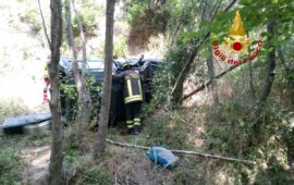 Dorgali, fuoristrada si ribalta: uno dei giovani coinvolti, sbalzato dal mezzo, corre a chiedere aiuto