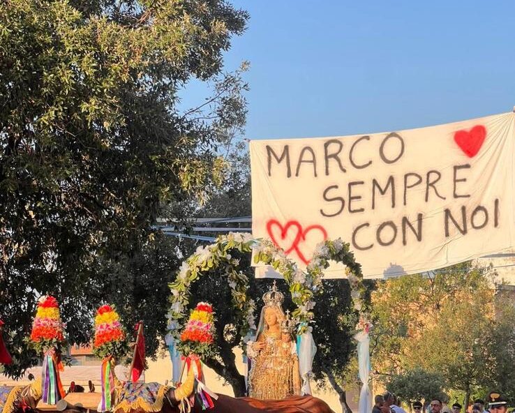 Ilbono in marcia per Marco Mameli: la processione per la Madonna delle Grazie si trasforma in un grido di giustizia