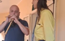 Lucio Corsi prima del concerto a Lanusei suona le launeddas con il Sindaco di Scraffingiu e lancia un appello: “Cerco insegnante di launeddas”