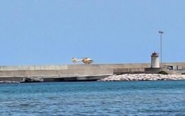 Grave incidente a Cala Moresca: giovane batte la testa dopo un tuffo, interviene l’elisoccorso