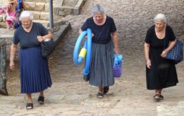 Anziane sarde si recano in spiaggia: l’eleganza delle donne di Sardegna nello scatto poetico di Pierino Vargiu