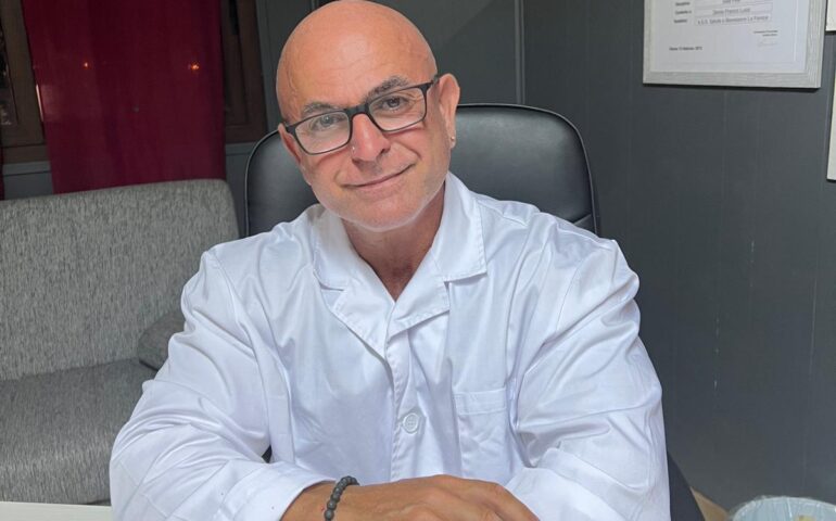 Franco Dente nel suo studio a Tortolì