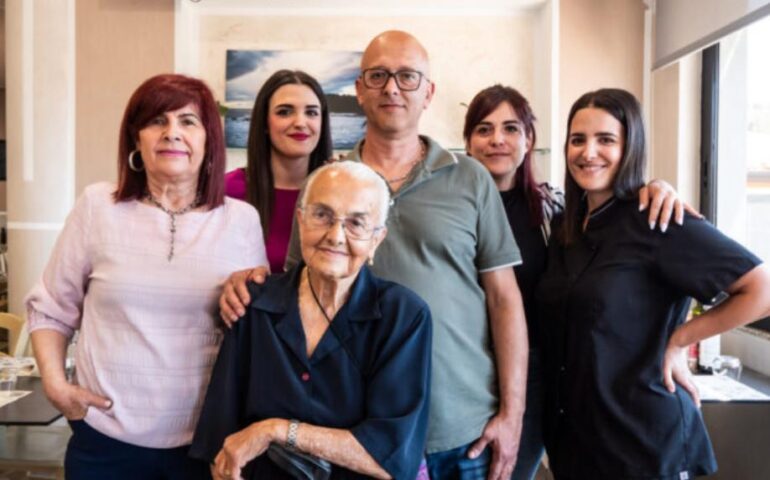 Sessant’anni di accoglienza e tradizione: un compleanno speciale per La Baia, cuore della ristorazione a Porto Frailis