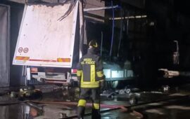 Incendio nella notte a Tortolì: distrutto un camion per la vendita di frutta, ipotesi dolosa al vaglio
