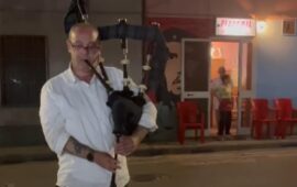 (VIDEO) Villagrande, lo scozzese James Murray suona “Bella Ciao” con la cornamusa: in paese atleti da tutto il mondo per il torneo “Juntos”