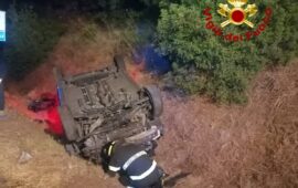 Ribaltamento sulla SS131 dcn: paura per due persone, auto finisce in cunetta
