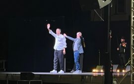 In centinaia a Lanusei per lo spettacolo di Jacopo Cullin: risate, musica e personaggi irresistibili