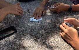 Arbatax, tre ragazzi e un mazzo di carte: la bellezza delle piccole cose