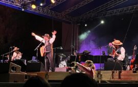 (VIDEO) Vinicio Capossela incanta Lanusei con un duetto speciale con Gabriele, 12 anni