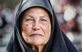 “La vedova scalza”: lo scatto che racconta la Sardegna, intensa, fiera, eterna