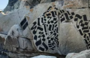 Le rocce di Santa Teresa vandalizzate. Il deputato Giagoni: “Non è arte, porterò il caso in Parlamento”