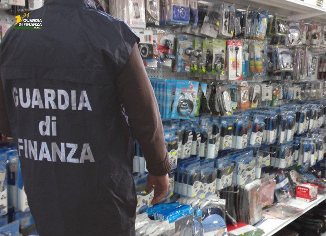 Ogliastra, sequestrati 1000 articoli tra bigiotteria e abbigliamento privi dei requisiti di sicurezza