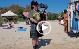 (VIDEO) Il suono delle cornamuse scozzesi incanta i bagnanti al Lido di Orrì