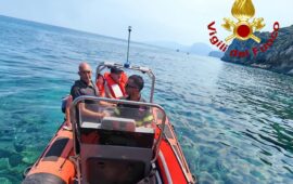 In difficoltà con la barca a Cala Santoru, si rifugia su uno scoglio: salvato dai Vigili del Fuoco