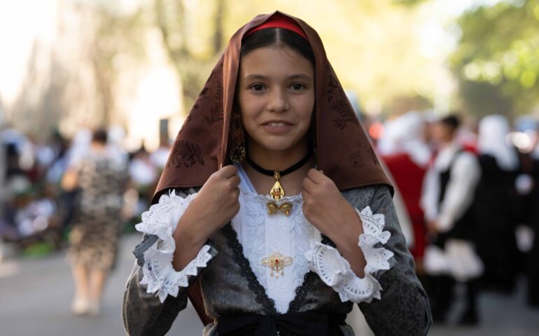 A quale paese sardo appartiene questo bellissimo abito tradizionale?