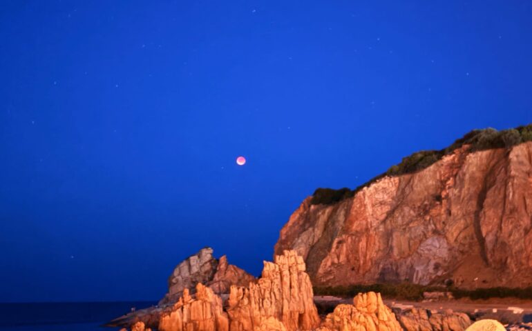 eclissi di luna alle rocce rosse