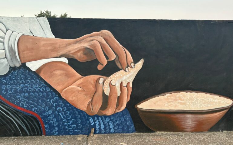 Mani sapienti che chiudono i culurgiones: dove si trova questo enorme murale?
