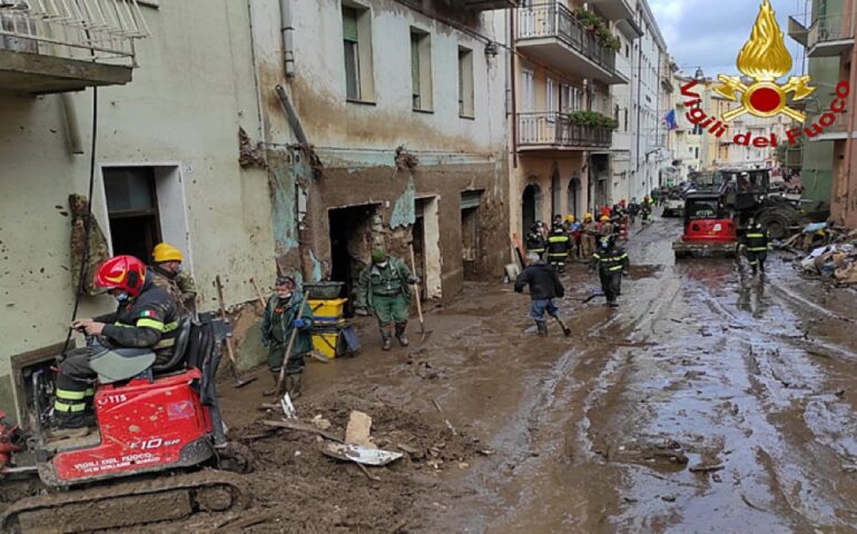 I Vigili del Fuoco impegnati a Bitti durante l'alluvione